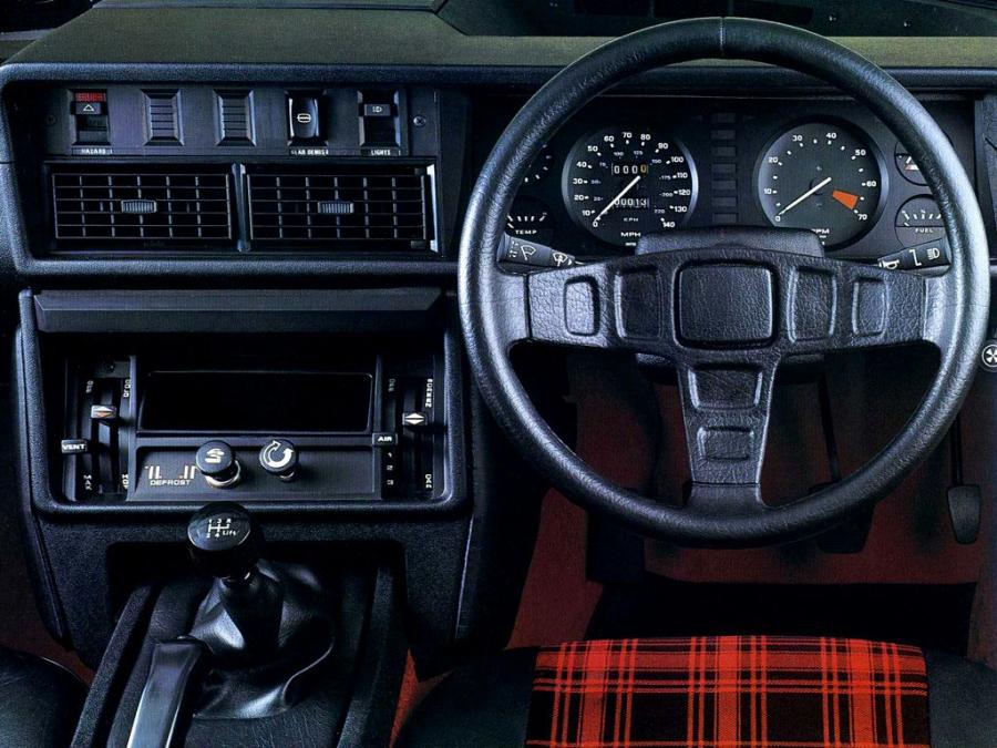 Панель приборов Triumph TR7 1974 года  (фото 11 из 17)